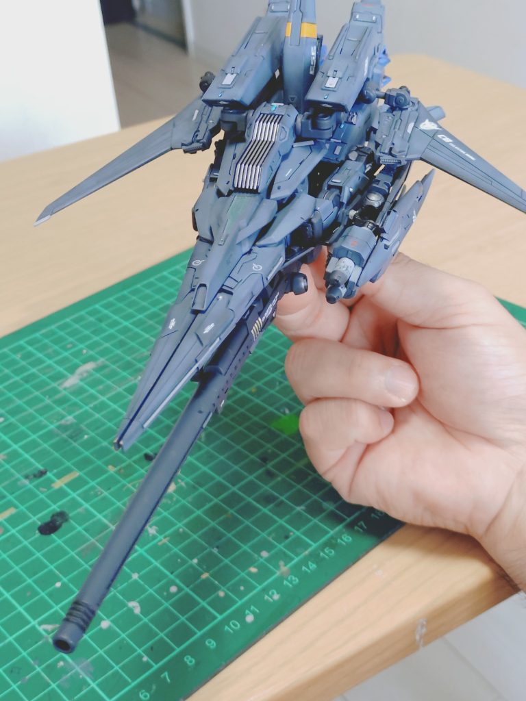 元のアリオスのデキが優秀なので完全変形です。しかし製作後に自重でスタンドで角度つけると不安定なので手を使いました…。ミサイルコンテナを後方に持っていき見た目を◯クロス風にしました。肩のハサミも変形後も展開できます。スタビライザーの黄色のラインがお気に入りです。