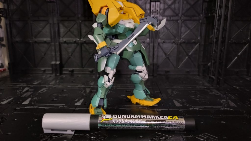 トビグチブレードの刃先はこちらのガンダムマーカーで部分塗装しました。