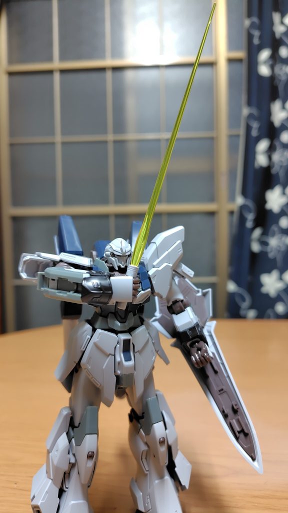 両腕前腕部ガントレットにビームサーベルを格納。取り外して抜刀可能です。