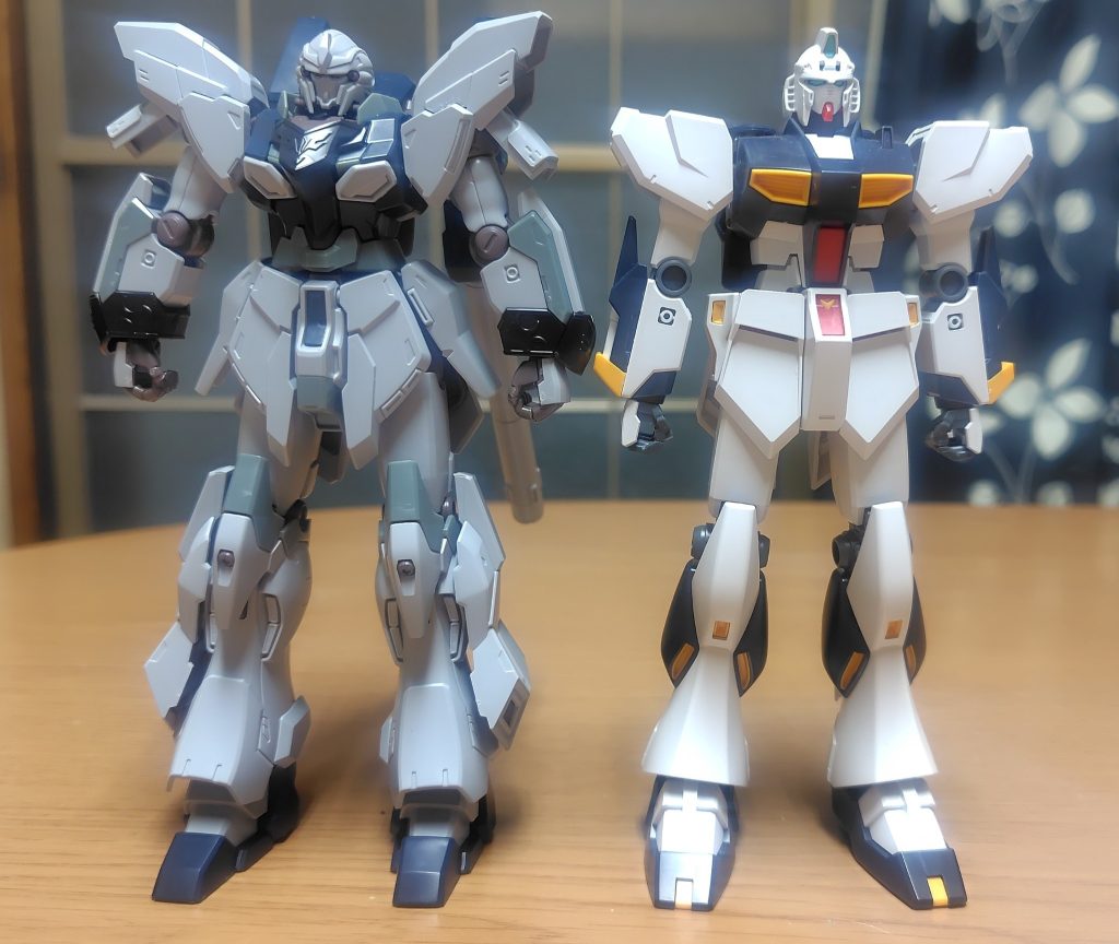 正体はアナハイムが開発したサイコフレーム実証の実験機でムーバブルフレーム全サイコフレーム製である事除けばシンプルな構造。νガンダムを素体とする為か、隣のEG νガンダムのパーツを左右対称にすると面影が残ってる印象になります。袖付きの装飾と追加スラスターでゴツく見えますが。