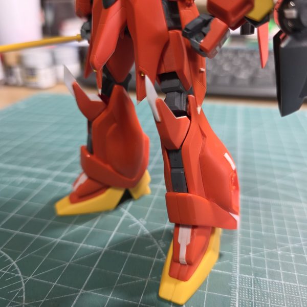 以前参加した展示会にて素組状態のものを購入しました。あちこち弄ってますが、いつ完成するやら・整面処理：ヒケとかキズをヤスリがけ・バンダイエッジ処理：カドをとがらせます・肉抜穴処理：小さく切ったプラ板を詰め込んだ隙間にパテ埋め、または直線部はプラ板で蓋をする・ディテールアップ：切削、スジぼり、プラ板貼付といった感じに上から順番にやっていって、現状ディテールアップの段階です（4枚目）