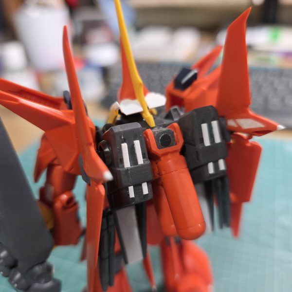 以前参加した展示会にて素組状態のものを購入しました。あちこち弄ってますが、いつ完成するやら・整面処理：ヒケとかキズをヤスリがけ・バンダイエッジ処理：カドをとがらせます・肉抜穴処理：小さく切ったプラ板を詰め込んだ隙間にパテ埋め、または直線部はプラ板で蓋をする・ディテールアップ：切削、スジぼり、プラ板貼付といった感じに上から順番にやっていって、現状ディテールアップの段階です（5枚目）
