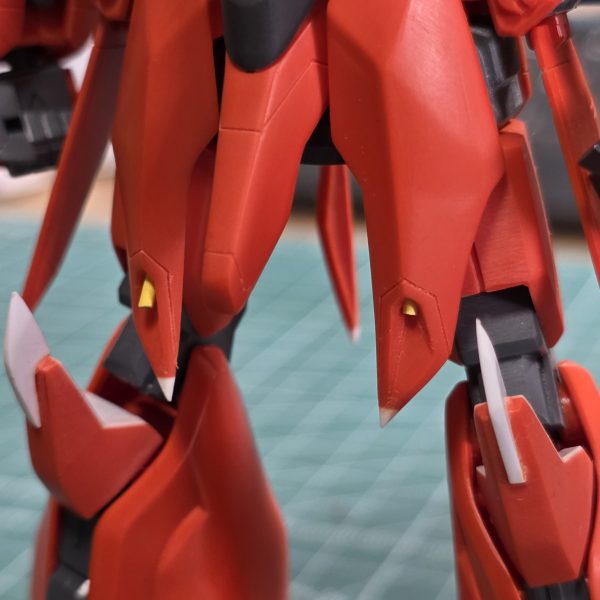 以前参加した展示会にて素組状態のものを購入しました。あちこち弄ってますが、いつ完成するやら・整面処理：ヒケとかキズをヤスリがけ・バンダイエッジ処理：カドをとがらせます・肉抜穴処理：小さく切ったプラ板を詰め込んだ隙間にパテ埋め、または直線部はプラ板で蓋をする・ディテールアップ：切削、スジぼり、プラ板貼付といった感じに上から順番にやっていって、現状ディテールアップの段階です（3枚目）