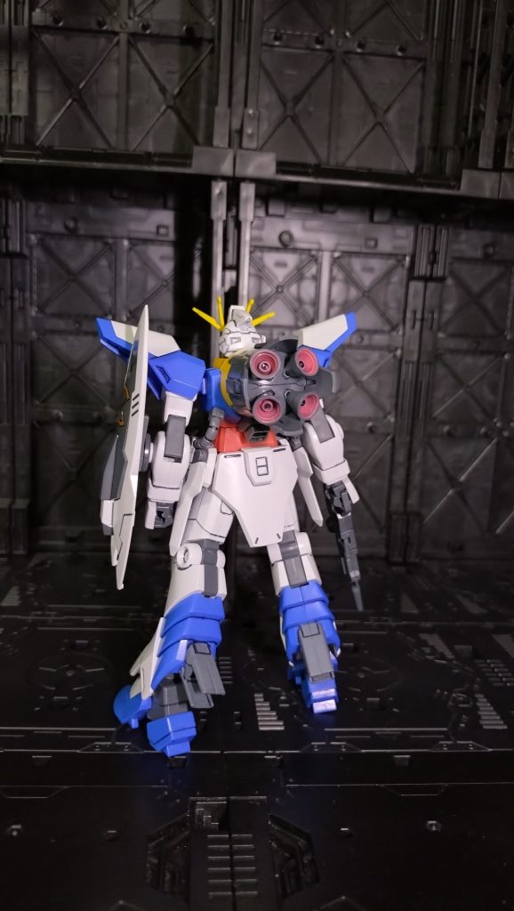 リアーバックパックのスラスターはアクリルマーカーの赤で部分塗装。脚部のスラスターはガンダムマーカーのグレーで部分塗装しました！