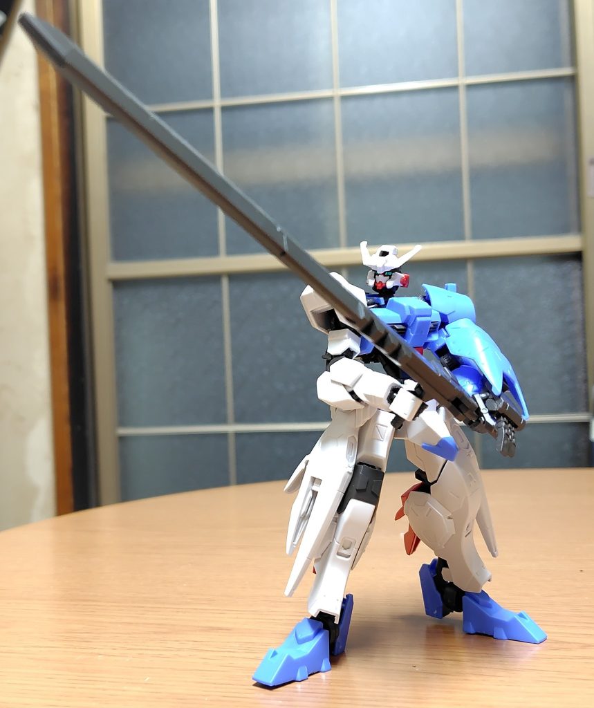 デモリッションナイフを構えて。MSの全長を上回る刃渡りと過大な重量で叩き斬るガンダムフレームならではの質量武器。