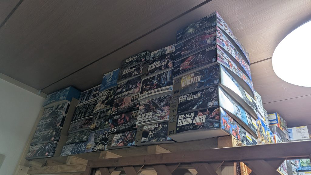 作品名：デッドスペースを使って。<p>ベッドの上のデッドスペースに1.5m四方のロフトを作りましてそこに積んでいます。部屋のライトで箱が色褪せない様に普段は段ボールを1枚画面右側に立てています。 壁にも自作の棚を作りディスプレイも兼ねて。</p>
