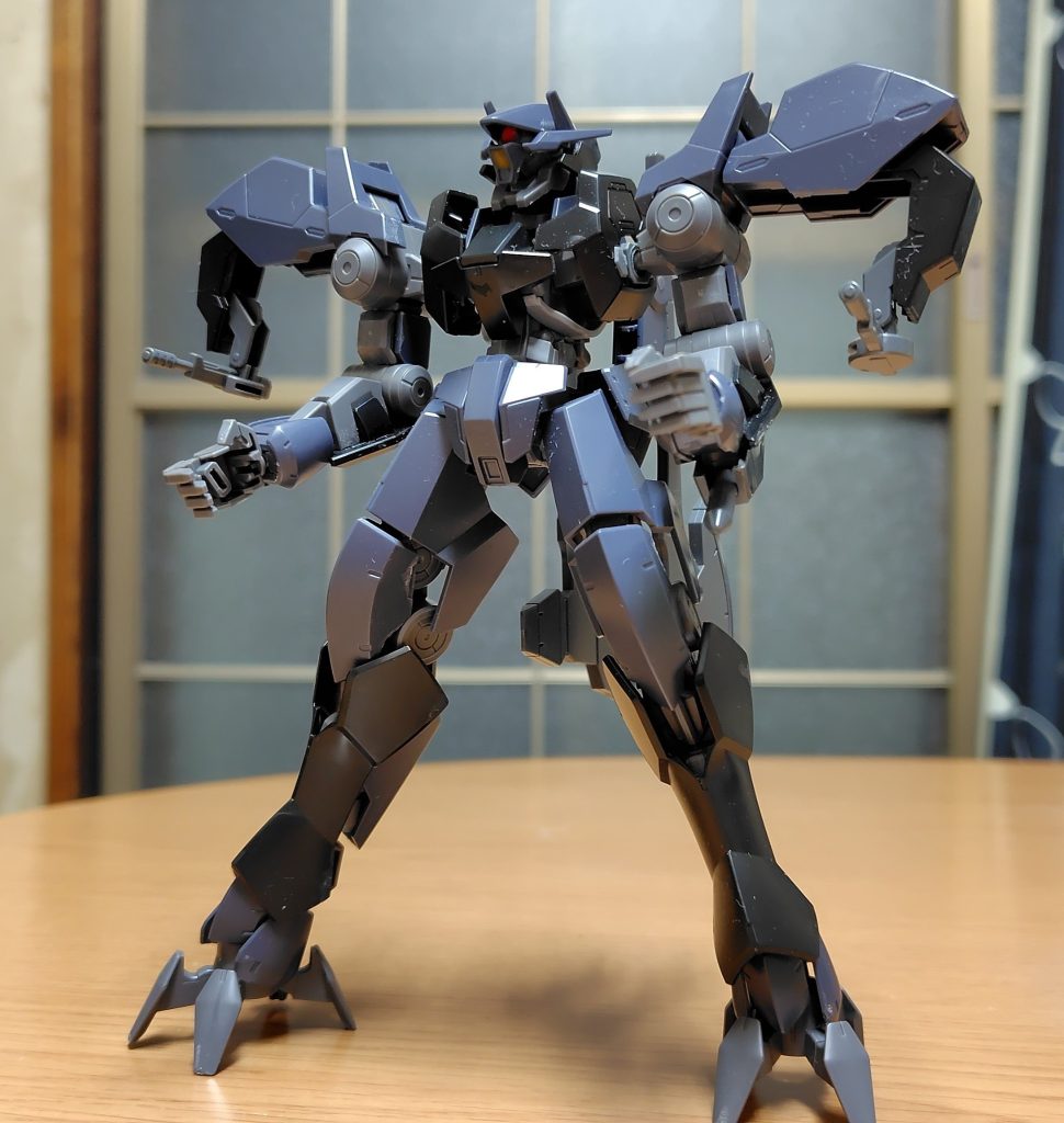 肩部には機関砲が内蔵されてる。ナノラミネートアーマーに機銃は効果ないがミサイル等炸裂弾迎撃用CIWSとして乱射。