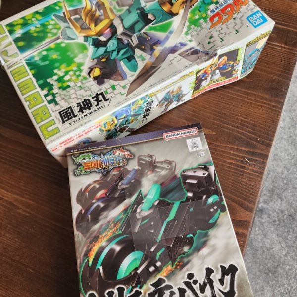 しばらく制作から離れていましたが、また感覚を取り戻すために、手軽に塗装を楽しめるキットを組んでみることにしました。「SD トリニティバイク」を見つけた瞬間、一目で気に入ってしまったのです。そして、そのバイクに乗せるためのSDキットとして「風神丸」を選びました。バイクと本体の胴体部分には、いくつか手を加えています。穴が開いている箇所はプラ板で塞ぎました。最後にサフをさっと吹き付ければ、塗装の準備は完了です。今回は短期間でサクッと仕上げるつもりです。After taking a break, I wanted to colour up a quick and easy kit to get back into the groove. I saw the SD Trinity Bike and it was love at first sight. I grabbed a deformed style kit to ride it; Fujinmaru. There is a couple of modifications made to the bike and the torso. Slapped some plastic down to cover up some holes. Finally, a quick spray primer and we're ready to paint. I'm aiming for a quick turn around.(1枚目)