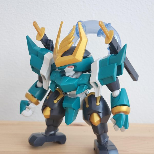 しばらく制作から離れていましたが、また感覚を取り戻すために、手軽に塗装を楽しめるキットを組んでみることにしました。「SD トリニティバイク」を見つけた瞬間、一目で気に入ってしまったのです。そして、そのバイクに乗せるためのSDキットとして「風神丸」を選びました。バイクと本体の胴体部分には、いくつか手を加えています。穴が開いている箇所はプラ板で塞ぎました。最後にサフをさっと吹き付ければ、塗装の準備は完了です。今回は短期間でサクッと仕上げるつもりです。After taking a break, I wanted to colour up a quick and easy kit to get back into the groove. I saw the SD Trinity Bike and it was love at first sight. I grabbed a deformed style kit to ride it; Fujinmaru. There is a couple of modifications made to the bike and the torso. Slapped some plastic down to cover up some holes. Finally, a quick spray primer and we're ready to paint. I'm aiming for a quick turn around.(3枚目)