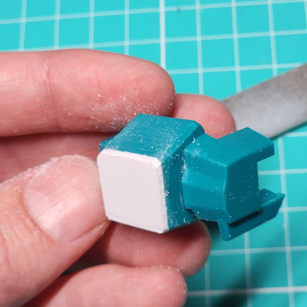 しばらく制作から離れていましたが、また感覚を取り戻すために、手軽に塗装を楽しめるキットを組んでみることにしました。「SD トリニティバイク」を見つけた瞬間、一目で気に入ってしまったのです。そして、そのバイクに乗せるためのSDキットとして「風神丸」を選びました。バイクと本体の胴体部分には、いくつか手を加えています。穴が開いている箇所はプラ板で塞ぎました。最後にサフをさっと吹き付ければ、塗装の準備は完了です。今回は短期間でサクッと仕上げるつもりです。After taking a break, I wanted to colour up a quick and easy kit to get back into the groove. I saw the SD Trinity Bike and it was love at first sight. I grabbed a deformed style kit to ride it; Fujinmaru. There is a couple of modifications made to the bike and the torso. Slapped some plastic down to cover up some holes. Finally, a quick spray primer and we're ready to paint. I'm aiming for a quick turn around.(4枚目)