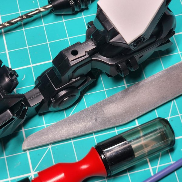 しばらく制作から離れていましたが、また感覚を取り戻すために、手軽に塗装を楽しめるキットを組んでみることにしました。「SD トリニティバイク」を見つけた瞬間、一目で気に入ってしまったのです。そして、そのバイクに乗せるためのSDキットとして「風神丸」を選びました。バイクと本体の胴体部分には、いくつか手を加えています。穴が開いている箇所はプラ板で塞ぎました。最後にサフをさっと吹き付ければ、塗装の準備は完了です。今回は短期間でサクッと仕上げるつもりです。After taking a break, I wanted to colour up a quick and easy kit to get back into the groove. I saw the SD Trinity Bike and it was love at first sight. I grabbed a deformed style kit to ride it; Fujinmaru. There is a couple of modifications made to the bike and the torso. Slapped some plastic down to cover up some holes. Finally, a quick spray primer and we're ready to paint. I'm aiming for a quick turn around.(5枚目)