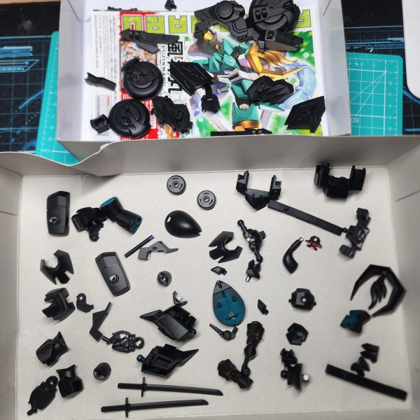 しばらく制作から離れていましたが、また感覚を取り戻すために、手軽に塗装を楽しめるキットを組んでみることにしました。「SD トリニティバイク」を見つけた瞬間、一目で気に入ってしまったのです。そして、そのバイクに乗せるためのSDキットとして「風神丸」を選びました。バイクと本体の胴体部分には、いくつか手を加えています。穴が開いている箇所はプラ板で塞ぎました。最後にサフをさっと吹き付ければ、塗装の準備は完了です。今回は短期間でサクッと仕上げるつもりです。After taking a break, I wanted to colour up a quick and easy kit to get back into the groove. I saw the SD Trinity Bike and it was love at first sight. I grabbed a deformed style kit to ride it; Fujinmaru. There is a couple of modifications made to the bike and the torso. Slapped some plastic down to cover up some holes. Finally, a quick spray primer and we're ready to paint. I'm aiming for a quick turn around.(6枚目)