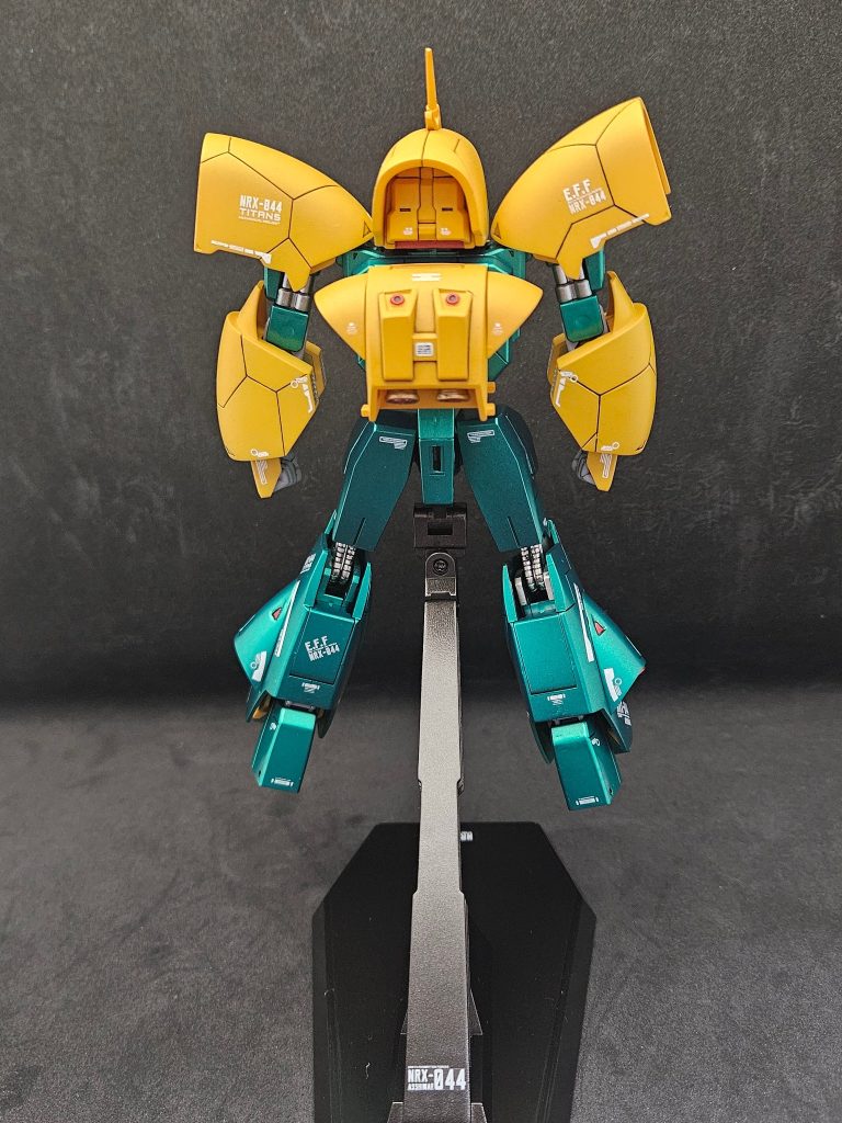 背中で語る一枚…😎✨&nbsp;スジボリも、あえてアシンメトリーにしてます。シンメトリーもカッコイイけど、自由に好き勝手に掘りたい時ってありますよね？