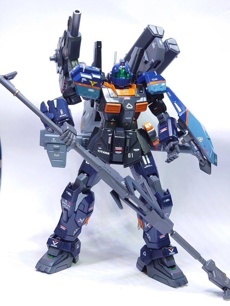 以下設定&nbsp;ジムII　アサルトオフィサージムIIにガンダムマークII由来のムーバブルフレームを導入し近代化改修を行った機体。時期主力機候補として開発されるが、可変機の台頭するグリプス戦役時において