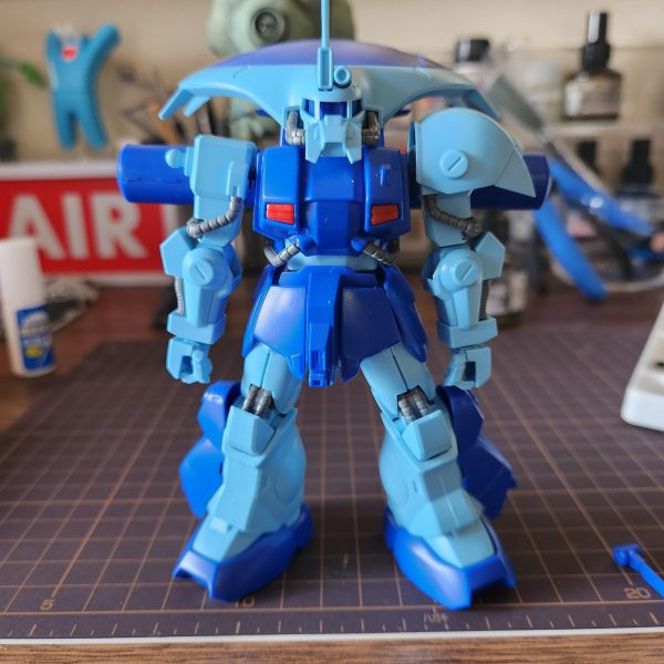 キットの胸ダクトがモールド緩かった(画像3)ので、プラ板で作ったものの(画像2)何か違う感でパーツを彫り削りして調整して(画像1)自己及第点としました。他に胸幅増しや腕の延長をしました。少しスタイル良くなってきたと思えます。(画像4.キットぱち組み、画像5.工作後現在)ここで一旦ストップして、参加したかった企画のHGザクIIF2の続きをしたいと思います（4枚目）