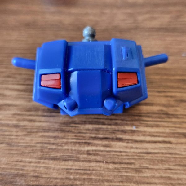 キットの胸ダクトがモールド緩かった(画像3)ので、プラ板で作ったものの(画像2)何か違う感でパーツを彫り削りして調整して(画像1)自己及第点としました。他に胸幅増しや腕の延長をしました。少しスタイル良くなってきたと思えます。(画像4.キットぱち組み、画像5.工作後現在)ここで一旦ストップして、参加したかった企画のHGザクIIF2の続きをしたいと思います（3枚目）
