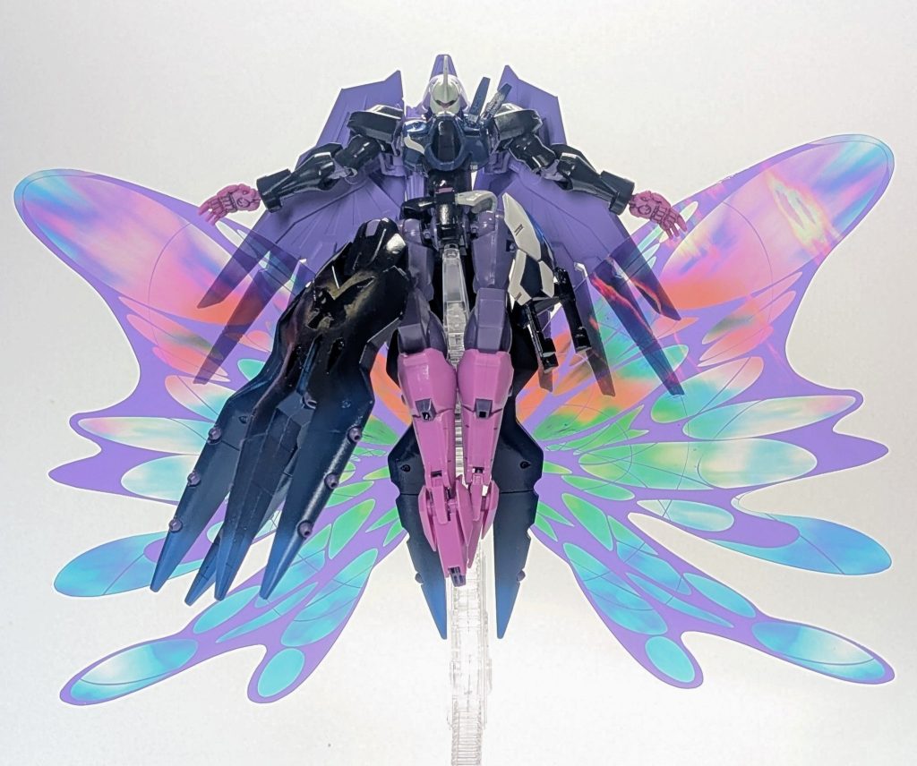 【正面から】モチーフはソロ曲『Butterfly Wing』の衣装で。スカートファンネルを右腰側に集めて、左腰側はテキトーにでっち上げ。ビームサーベルを左胸上に移設。全体カラーも寄せてます。&nbsp;元のプロポーションが少し異形？なので軽く修正するために胴体パーツ一つ挟んで延長してます。