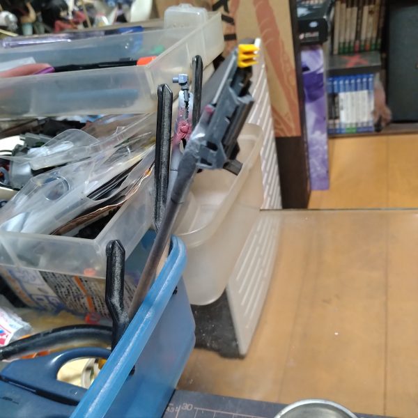 ちょいちょい進めてます！今回は今だにカットすらしてませんが！ライフルラックはある程度の形になってきました！テストでネオジム磁石で付くか！試してみました！少し磁力が弱いかな？って思いますが、一応付きました！😄まぁこれは私の趣味的な遊び心なのでオマケみたい物なので！😄一応三ミリ軸で取り外せる様にするので！機体自体の見た目は外せば問題無しです！😄今日は物凄く疲れてまして！😅今日までは！まだ製作しないでおきます！😀明日からはまともに動き出そうと思います！😄（2枚目）