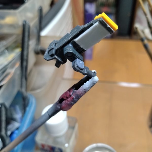 ちょいちょい進めてます！今回は今だにカットすらしてませんが！ライフルラックはある程度の形になってきました！テストでネオジム磁石で付くか！試してみました！少し磁力が弱いかな？って思いますが、一応付きました！😄まぁこれは私の趣味的な遊び心なのでオマケみたい物なので！😄一応三ミリ軸で取り外せる様にするので！機体自体の見た目は外せば問題無しです！😄今日は物凄く疲れてまして！😅今日までは！まだ製作しないでおきます！😀明日からはまともに動き出そうと思います！😄（3枚目）