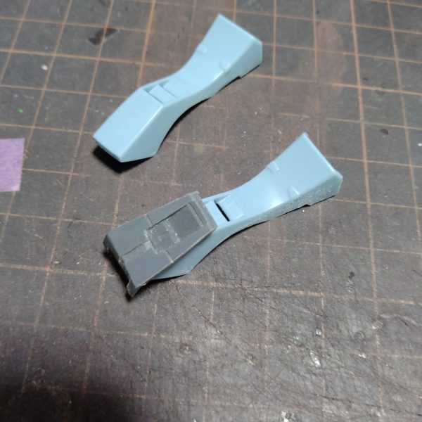 今回からスジ彫り開始と思ってましたら！毎度のごとく、いつの間にかぶっちぎりで寝てました！😅で！いざ始めようかとパーツ選り分けて見たら！😀いやぁ～ボケてますね！合わせ目処理するパーツがソコソコあることを認識していたはずなのに！スジ彫りより、こっちが先でした！😅寝たあげくに工程ミスでまたちょっと製作が伸びました！😅歯がゆいのですが！薬飲むとこんな風に！いつ寝たのかも分からない時がありまして！予定通りに行かないので！めちゃ自分に腹立つんですよ😡まぁ仕方ないので！接着乾燥するまで放置します！😀その間に出来ることをやります！今回もう一つ悩んでるのが！右ひざ片方に膝当て見たいな物を作ってみたのですが！仮に上に置いたりして、これを接着するか！思案中です！今は不自然かもですが！塗装したら溶け込む気もして！悩みますね！😄（2枚目）