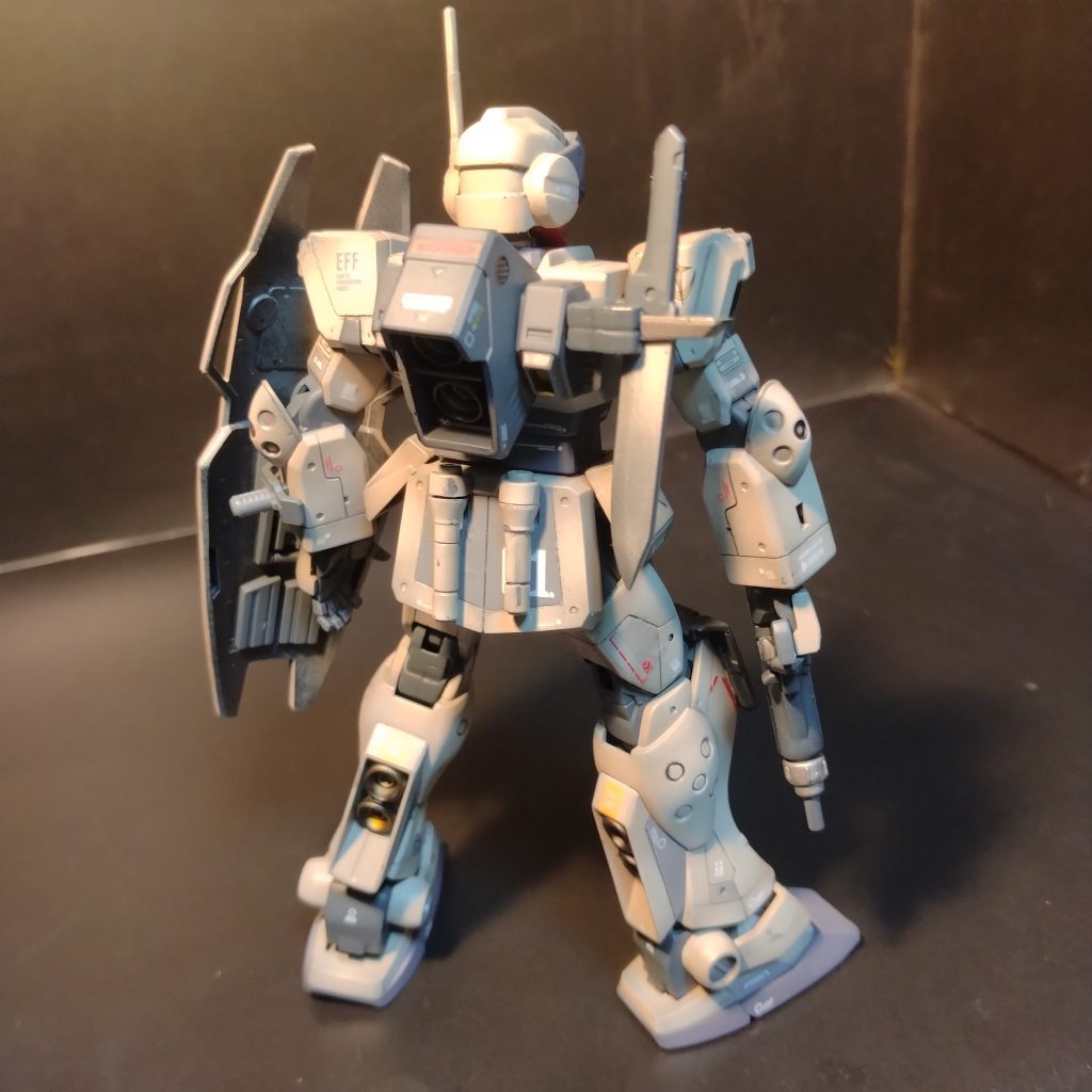 最初の投稿画像と張り替えました！😄スナイパーとて！玉が無ければ近接戦闘を避けられず！エネルギーの関係でも底付きかけた時にはビーム・サーベルも使えませんよね！😄頼れるのはリアル武装！ライフルラックを外した時にリアル武装のナイフを装備する想定でも作ってました！😄ちなみにナイフはちゃんと持てます！😀👍