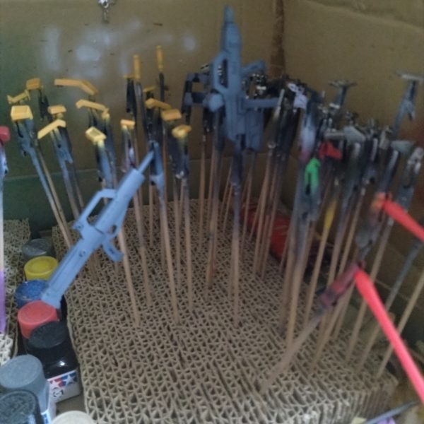 取り敢えず！色物外装とその他武器類やバーニア等の塗装が終わりました！😀次はフレーム系の塗装になりますが！今回はいつもより乾燥時間を取るので！一応ですが一旦ストップします！😄残る塗装はフレーム系とマスキング塗り分け！筆塗り！墨入れです！本来なら続行パターンですが！今回はペースダウンします！😀でもイキナリやる気モードに気が変わったらやり出すかもですが！😄😄（2枚目）