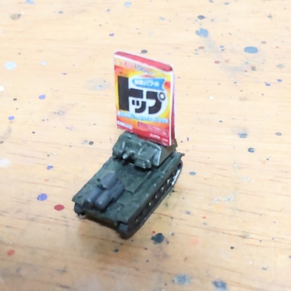 昨日のサミットをモチベに作業を進めています😁。とりあえず下半身のフレームを塗装して組みました😄。部屋の気温、32℃💦。この部屋での地獄の作業、表面処理😓。扇風機回すと削りカスが舞う🌪️。下半身の装甲や脚部パーツの表面処理しました😄。やる気はあるが暑い☀️😵💦💦💦💦。氷アイスでも食べて頑張ろう😁。最後の写真は、バレーボールおじさんの『マゼラン❓️アタック』に対抗して作った『マゼラ・トップ❓️』、サミットで本人に直にお披露目しました😄。&nbsp;&nbsp;（4枚目）