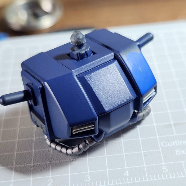 キットの胸ダクトがモールド緩かった(画像3)ので、プラ板で作ったものの(画像2)何か違う感でパーツを彫り削りして調整して(画像1)自己及第点としました。他に胸幅増しや腕の延長をしました。少しスタイル良くなってきたと思えます。(画像4.キットぱち組み、画像5.工作後現在)ここで一旦ストップして、参加したかった企画のHGザクIIF2の続きをしたいと思います（2枚目）