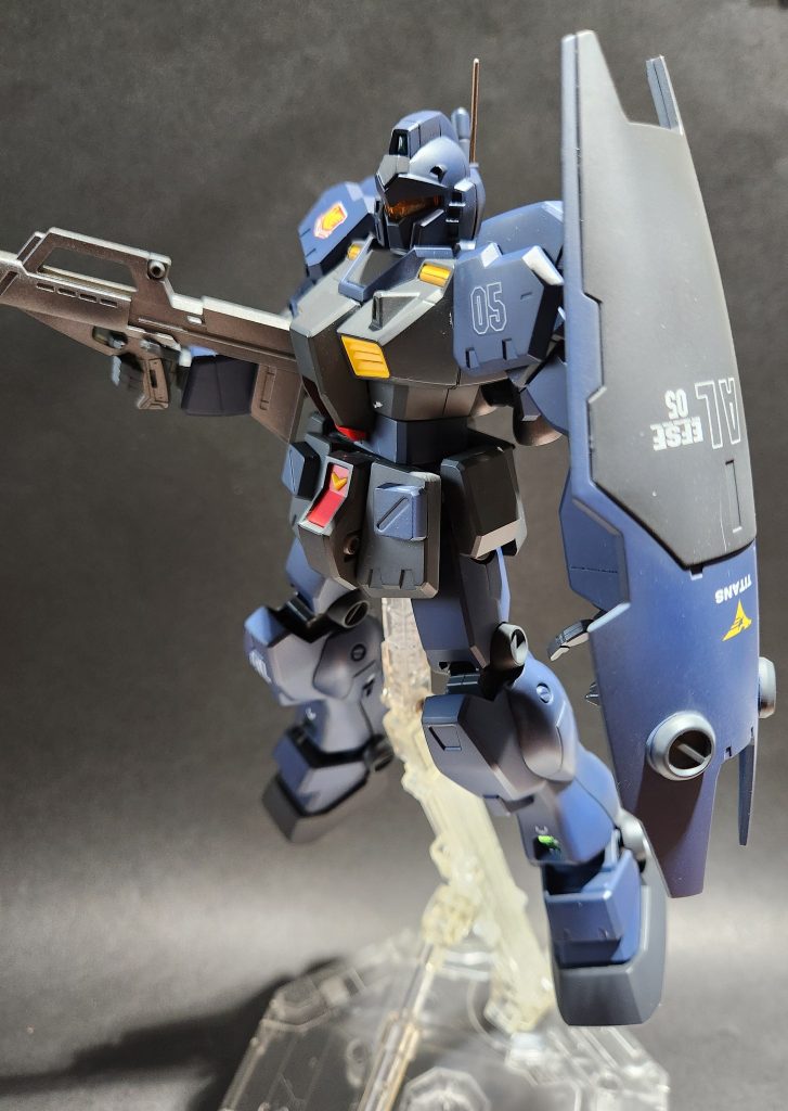 1999年発売の古めのキットで可動域が狭い印象を受けました。ここからヘイズルにも繋がっていくのかと想像したら、また別のワクワク感が湧いてきます。
