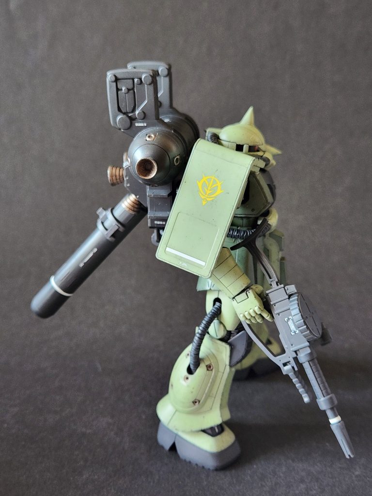 シールド幅も広く適度なディテールが入り格好良い造形です。デカールをシンプルにしたかったので凹み部分に白ラインを貼りました。ちょっとお気に入りです。