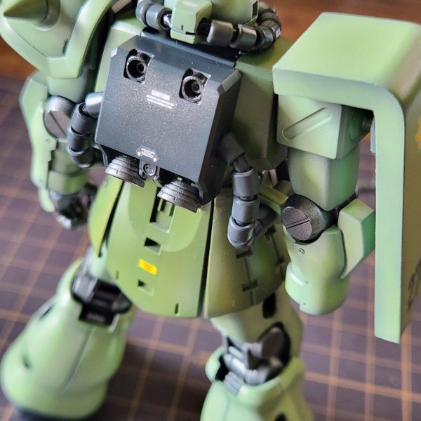 艶ありトップコート塗装してから、控え目にデカールを貼りました。少し乾燥させてから、もう一度艶ありトップコートを塗装して、スミ入れし艶消しトップコートしたいと考えてます。（2枚目）
