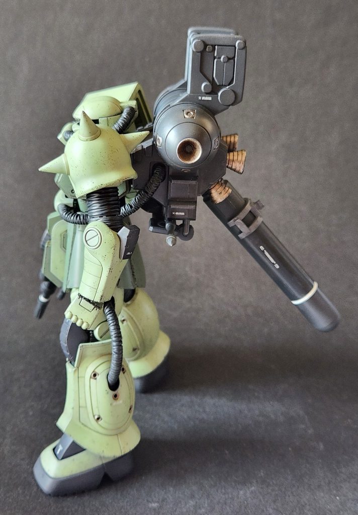 スパイクアーマーも大きくて厳つく感じます。ほんの少しだけスパイクをシャープな感じに寄せました。