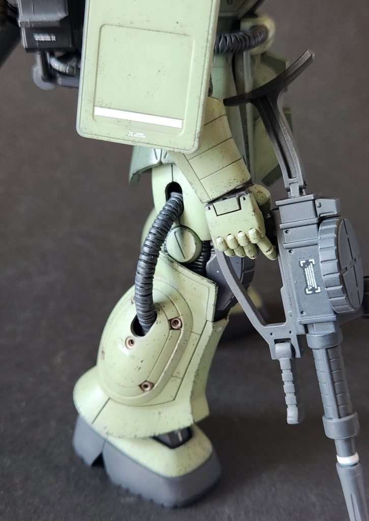 なるべく作品中のイメージから外れない様にデカール配置やチッピングをしました。デブリが多く小さな破片も沢山当たりそうなサンダーボルト宙域をイメージして、細かなチッピングを慎重に入れていきました。