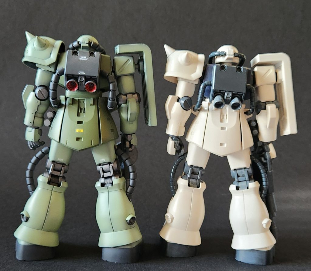 背面比較です。マニピュレーターとランドセル部バーニアは[あすぱら模型]製の3Dパーツを使用しました。脚部バーニアは開口して、中心に金属製のパーツを埋め込みました。