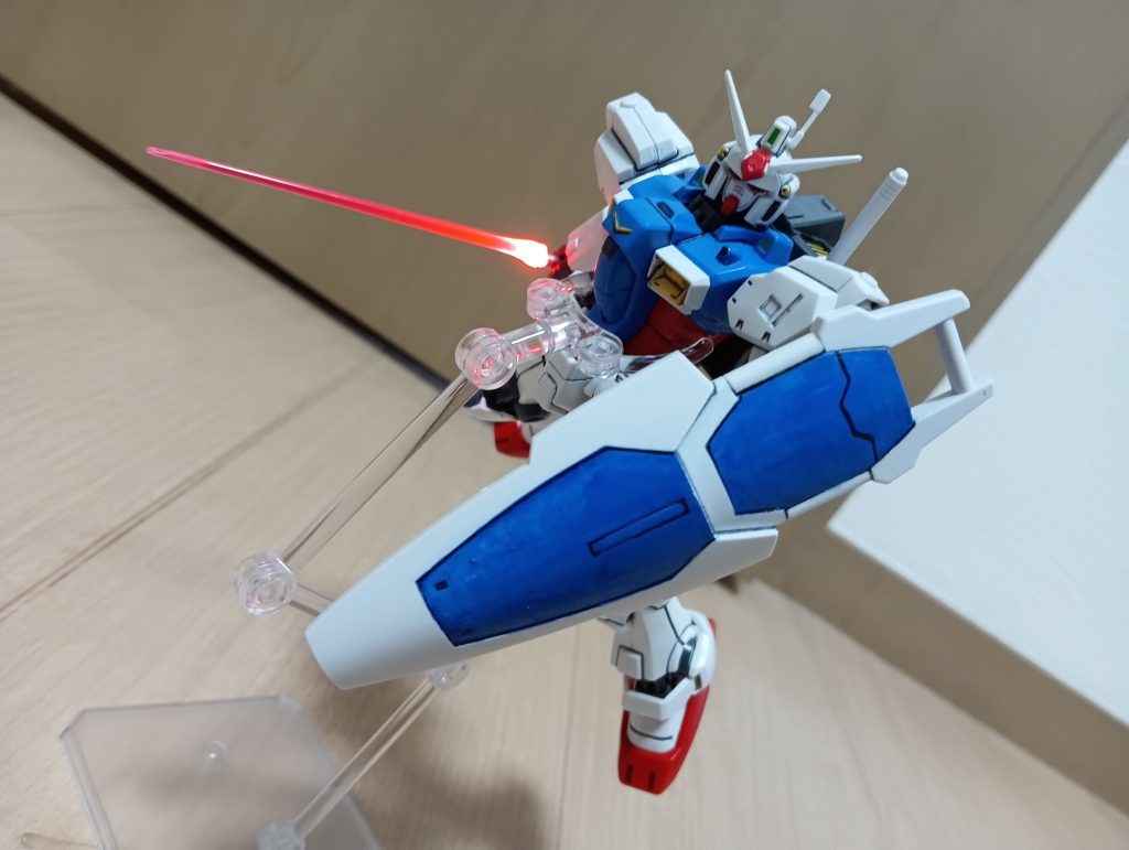 シールドのシールを貼るのを失敗してぐちゃぐちゃになってしまったので、シールドはガンダムマーカーで塗装しました。ちなみに筆塗りは不器用で下手くその極みといって過言ではないレベルなので基本的に塗装はガンダムマーカーで塗装しています