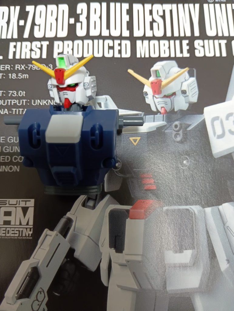 頭だけ新HGの頭にしたのですが、マスク部分がやはりこれはちょっと違うと感じるのでEXPOガンダムのマスクを使用しています。多分陸戦型ガンダムのマスクが一番しっくりくるんでしょうねと思うんですが、陸戦型ガンダムのマスクの為だけに陸戦型ガンダム買うのもな…という感じなのでEXPOガンダムのマスクです。