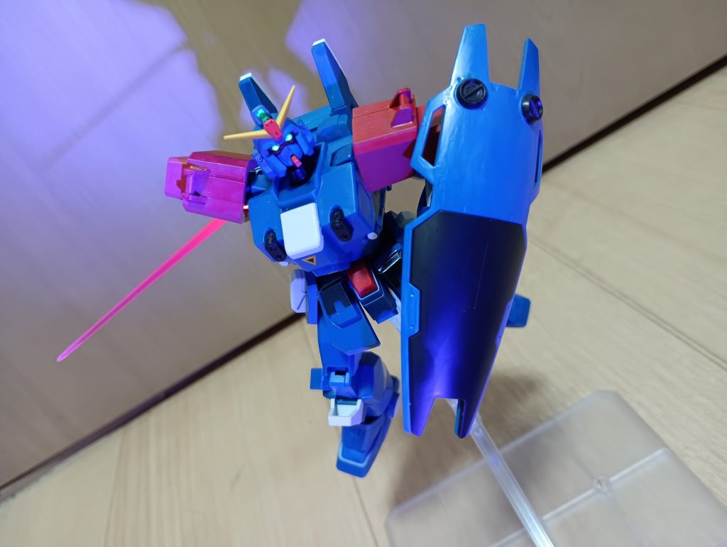 こちらはブルーデスティニー2号機ですが、UVライトで目が光るようにしました。