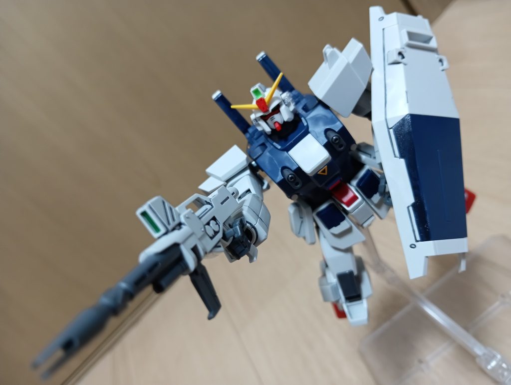 某ドームスクリーン型戦術チーム対戦ゲームでは射撃型でしたね。まだ大会優勝者とかにしか支給されてなかった頃、早朝に2vs2でマッチングして何とかブルーデスティニー3号機をHPミリ残りに追い詰めて撃破できれば勝てるという場面で格闘を食らって、射撃型の格闘なら残るから残ったら倒せると思いきやQDされて死んで負けたあの時の衝撃は多分ずっと忘れません