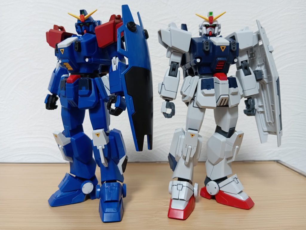 ブルーデスティニー2号機と3号機です。ブルーデスティニー3号機の目もUVライトで光るようにしようとしましたが、失敗したのでやめました。