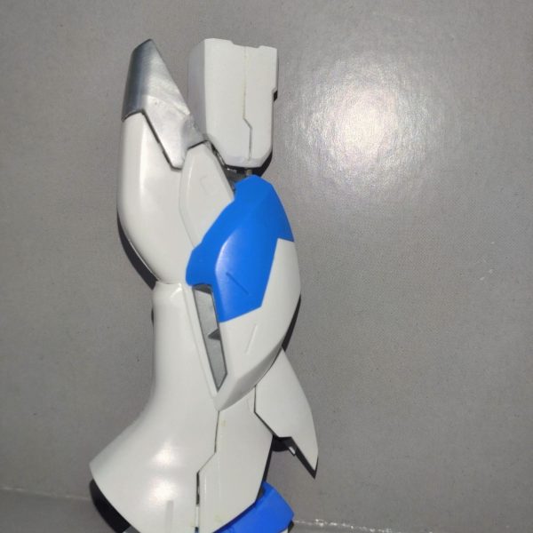 HGのHi-νガンダムとEGのνガンダムをミキシングしたのがきっかけで今回の作品を作成しようと思った所存ですというのも上記に2機のミキシングを行なった結果、ド派手に失敗、上半身はゴリマッチョなのに脚は短く若干細くて心もとない感じになってしまい、しばらく寝かせておりました写真２枚目がそれです&nbsp;2枚以降が今回、手を出した分です今回はHGのHi-νとMGのHi-ν Version KａじゃないほうですねとEGのνとのミキシングですまぁEGのνは太ももだけですが、、、MGのHi-νはファンネル、テールスタビライザー、肩、膝からふくらはぎまでそれ以外はHGのHi-νになりますこの写真ではそうなっておりますが最近、さらに手を加えて腕、スカートをシナンジュ・スタインのを使用したことでさらにプロポーションがいい感じになっております鋭意制作中なので完成しましたら報告致しますm(_ _;)m（4枚目）