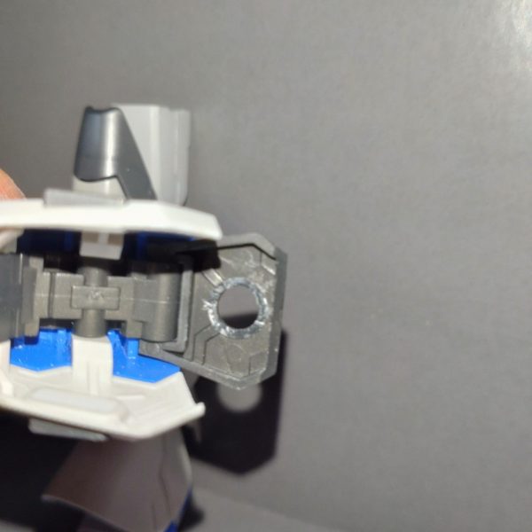 HGのHi-νガンダムとEGのνガンダムをミキシングしたのがきっかけで今回の作品を作成しようと思った所存ですというのも上記に2機のミキシングを行なった結果、ド派手に失敗、上半身はゴリマッチョなのに脚は短く若干細くて心もとない感じになってしまい、しばらく寝かせておりました写真２枚目がそれです&nbsp;2枚以降が今回、手を出した分です今回はHGのHi-νとMGのHi-ν Version KａじゃないほうですねとEGのνとのミキシングですまぁEGのνは太ももだけですが、、、MGのHi-νはファンネル、テールスタビライザー、肩、膝からふくらはぎまでそれ以外はHGのHi-νになりますこの写真ではそうなっておりますが最近、さらに手を加えて腕、スカートをシナンジュ・スタインのを使用したことでさらにプロポーションがいい感じになっております鋭意制作中なので完成しましたら報告致しますm(_ _;)m（5枚目）