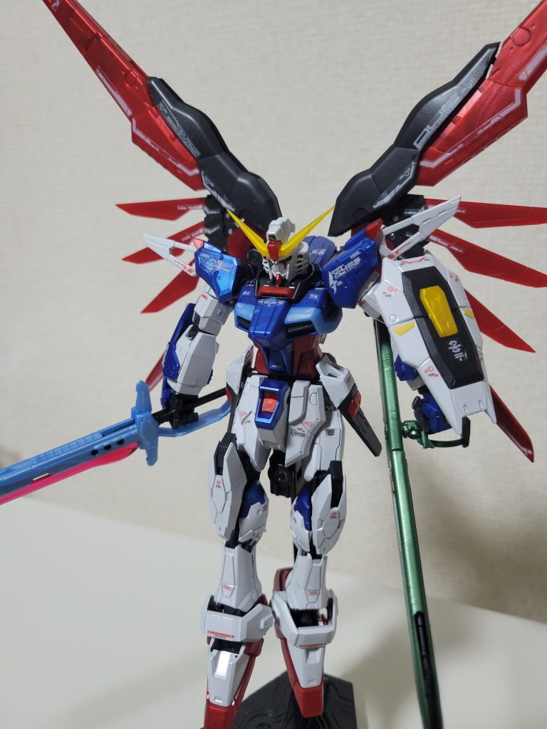 というわけで、RG デスティニーを組んでいたのですがポロリが酷くてポージングが難しいですね😅ポーズはガンスタで見かけてカッコいいと思ったポーズを参考にさせて頂きました。RGはゴッドとZガンダムを組んだことがあるのですが、それと比べると…特にゴッドは色んなポージングができて進化したということなのですな🤔Zも特級呪物らしいけど自分はそんなんでもでした。