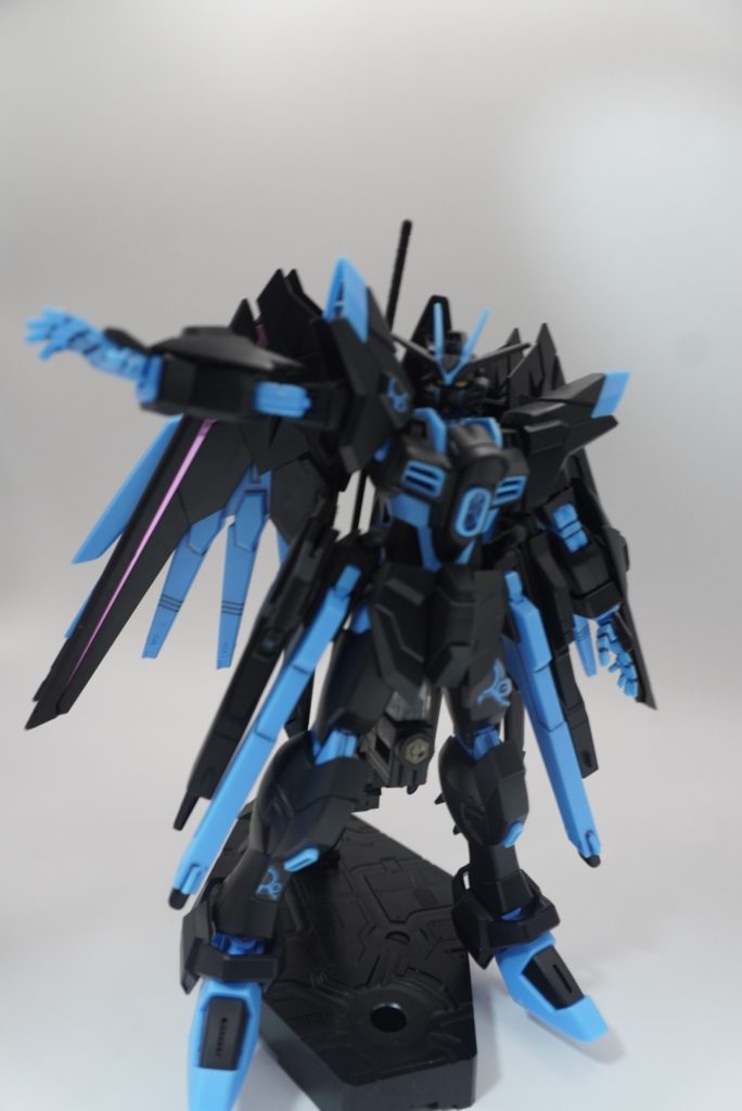 というわけで素組で失礼します。マイティーストライクフリーダムガンダム　［リサーキュレーションカラー/ネオンブルー］になります。ガンダムベースに展示されてるのをみて一目惚れしました。本当はライジングフリーダムの方が色がカッコよかったけど無かったのでマイティーストライクにしました😅