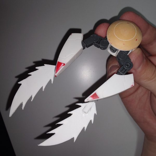 GUNSTAに制作中の作品の進捗を投稿する機能があることを今知ったので投稿現在は少々の粗は無視して一先ず形にすることを優先しています。そしてその進行具合ですが、本体は概ね形になり、あとはヴァリアブルビームランチャーとビームライフルの作り直しを残すのみです。それが終わったら粗を正し、ディティールアップの詰めの作業に入ります。（3枚目）