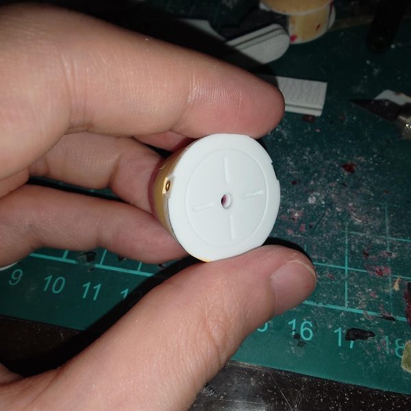 GUNSTAに制作中の作品の進捗を投稿する機能があることを今知ったので投稿現在は少々の粗は無視して一先ず形にすることを優先しています。そしてその進行具合ですが、本体は概ね形になり、あとはヴァリアブルビームランチャーとビームライフルの作り直しを残すのみです。それが終わったら粗を正し、ディティールアップの詰めの作業に入ります。（5枚目）