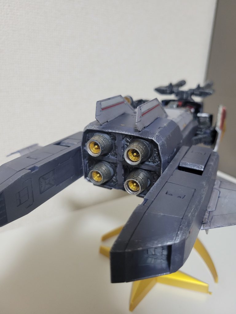 バーニアはシルバーやっ！って本体とは別に光沢トップコートしてしまったのですが機体が汚れてるのにバーニアがピカピカとは変なのでは！？と思いバーニア焼けについて色々調べてみたのですがエアブラシ使えないしグラデーション塗装は無理…そもそも使えても上手くできへんやん🤪なのでウエザリングマスターでやってみることにしたのですがつや消し吹いても最初が光沢にしたからか全然色が乗らずあきらめました爆1つ勉強になりました。