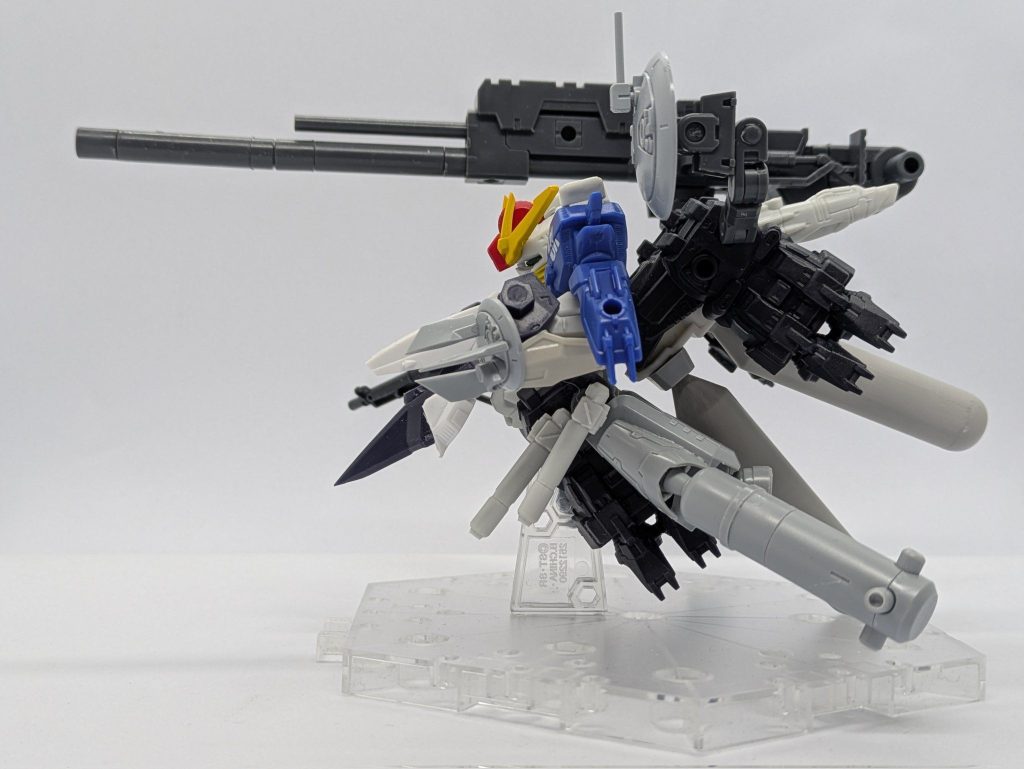 モビルスーツアンサンブルのSガンダムをメインフレームにして、主砲はコトブキヤのMSG、レドームや左腕部センサーなどはビルダーズパーツ、胸部追加装甲はモビルスーツアンサンブルのパーツなど色々と使用しております。ここから半年ほど放置しました…