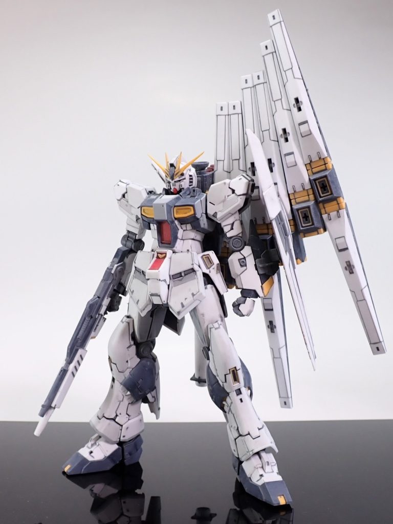 塗装前胸部のボリュームアップやディテールを少し削除しています。デカールもグレーのラインは切り取って貼り付けています。