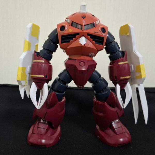 スクラッチした武器を装着。ポリキャップで脱着可にこれで特徴的な形は出たかな爪(スクラッチの方)は伸縮ギミック付き（2枚目）