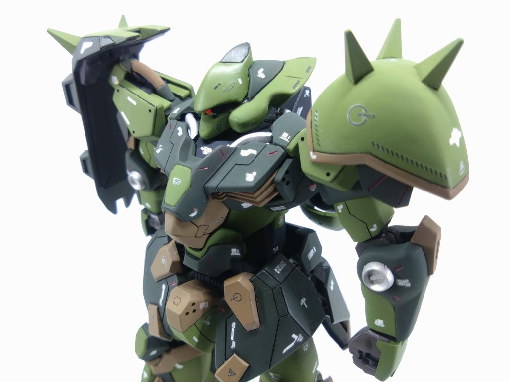 重武装を外したノーマル装備。顔はメッサーの顔を前後逆にして、パテやプラバンで調整しただけです。作り方は後述。右肩にはグスタフ・カールのシールドを設置してギラ・ドーガ風に。本来右肩のトゲトゲアーマーは左に移動してトゲをお裾分け。トゲ穴は埋めて位置も調整しました。